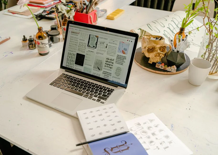 Un ordinateur portable affichant un tableau de bord analytique avec un suivi des données en temps réel et des outils d’analyse.